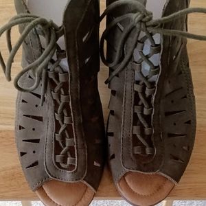 Leather laser cut lace ups! Velcro closure in back insures perfect fit in 🫒!